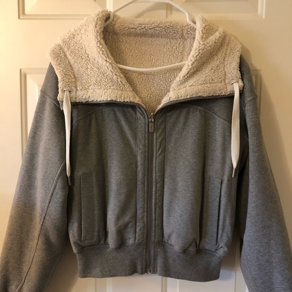 Lululemon Reversible Sherpa and Gray Crop Jacket in Size Medium - Picture 6 of 10